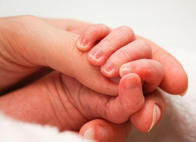 7. Móng tay bé có màu đỏ hoặc màu hồng bất thường: Màu đỏ xuất hiện trên móng tay là “tín hiệu thông báo” rằng bé yêu của bạn đang có vấn đề về tim. Còn màu hồng là nguyên nhân của bệnh thiếu máu. Vì vậy, khi móng tay của bé đột nhiên xuất hiện màu đỏ hay màu hồng khác với màu móng tự nhiên thì cha mẹ nên cẩn thận. Ảnh: dinhduong5sao.vn.