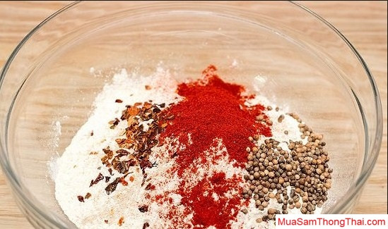 3. Gia vị. Thường có hành, tỏi, gốc rau mùi, hạt tiêu, một xíu đường, muối. Một nguyên liệu không nên quên đó là có một ít bột bắp để tạo sự kết dính cho nhân xúc xích. Ảnh: muasamthongthai.com.