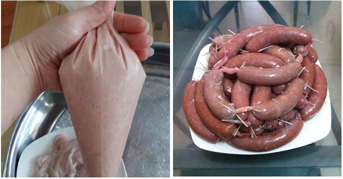 Để nhân được nhồi đều thì vừa bóp vừa vuốt nhân xuống và không để xúc xích quá căng. Chia thành từng khúc xúc xích bằng cách thắt dây ở các đoạn có độ dài vừa phải. Ảnh: pasgo.vn.