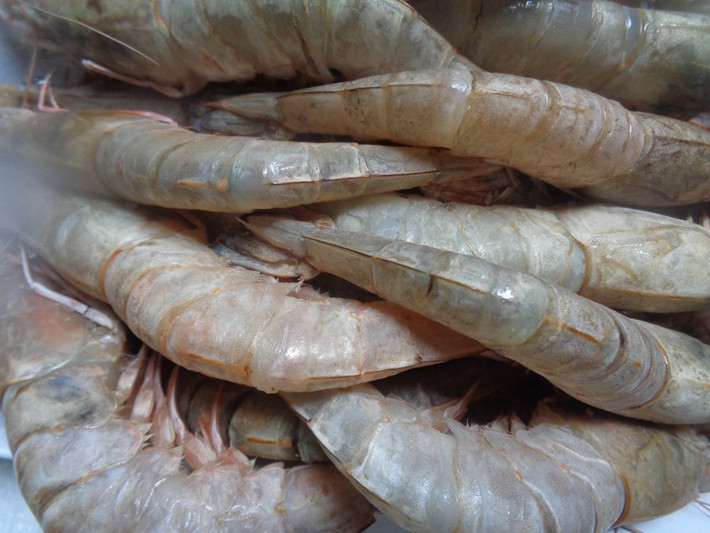 2. Tôm nướng bột quế. Nguyên liệu: Tôm sú, hành tím băm nhỏ, bột quế, rượu trắng, bột nêm, dầu ăn, đường nâu. Ảnh: dacsanxunghe.vn.