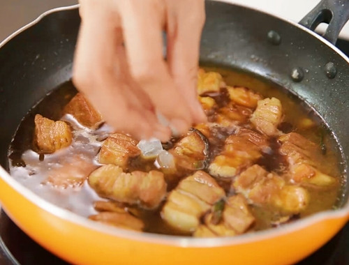 Cho thịt vào một chiếc bát lớn, ướp với bột quế, hạt nêm và đường. Để khoảng 10 phút cho thịt ngấm gia vị. Bắc nồi dày lên bếp, thêm 1 thìa súp dầu ăn vào đun nóng rồi cho hành tỏi vào phi vàng, cho tiếp thịt lợn đã ướp vào đảo nhanh tay khoảng 5 phút. Ảnh: eva.vn.