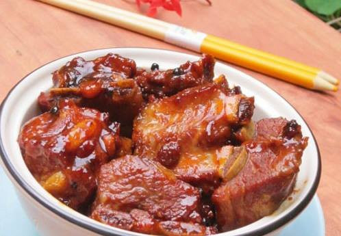 Trình bày sườn kho quế mật ong ra đĩa, trang trí sả ớt cắt lát và hành ngò cắt nhỏ, trên cùng rắc mè rang. Ăn kèm với cơm trắng. Ảnh: NiemDamMe.com.