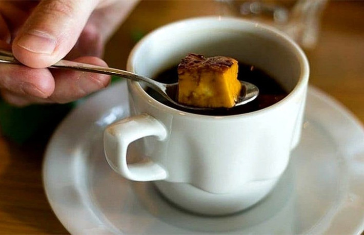 4. Kaffeos - Phần Lan: Cà phê nóng được đổ lên những miếng phô mai đông. Nghe có vẻ không hấp dẫn nhưng người Phần Lan rất thích sự kết hợp độc đáo này. Ảnh: baomoi.com.