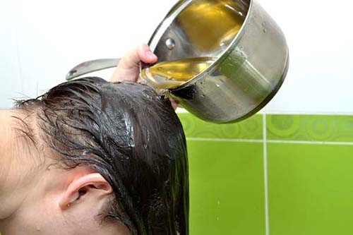 Rửa sạch quả bưởi tươi, gọt lấy vỏ, phơi nắng thật khô trong vài ngày. Để vỏ bưởi khô vào bát thủy tinh chịu nhiệt, đổ dầu oliu ngập vỏ. Ảnh: wikicachlam.com.