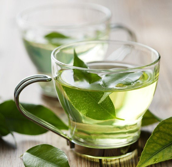 3. Dầu gội lá trà xanh. Lá trà xanh giúp tóc sạch nhờn, mượt tóc và quan trọng là trị gàu hiệu quả. Ảnh: bloganchoi.com.