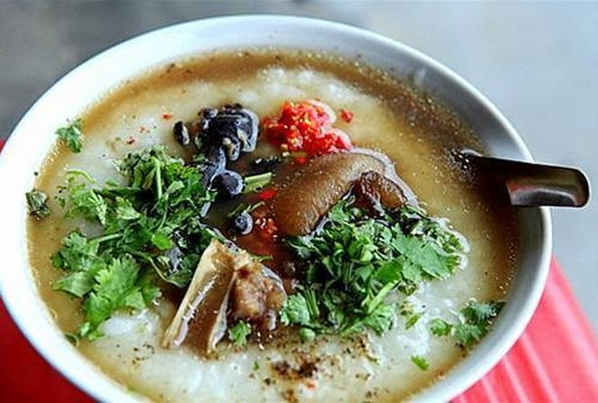 Cho gan lợn vào thái lát, sau đó cho vào nồi đất cùng với vị thuốc độc cước kim ninh nhừ cho gia vị vừa vặn là bạn có thể sử dụng được. Ảnh: khoe360.tienphong.vn.