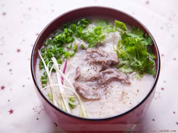 Đem gạo nếp đãi sạch, rồi cho vào nấu thành cháo rồi đổ gan dê, rau chân vịt gừng hành vào, khuấy lên là ăn được. Nên chia ra ăn ngày 2 lần và ăn khi còn nóng sẽ rất tốt cho sức khỏe cũng như tốt cho mắt. Ảnh: xaluan.com.