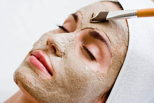 Đắp hỗn hợp trên lên vùng da mặt khoảng 20-30 phút rồi rửa sạch với nước thường. Sử dụng mặt nạ này đều đặn 2 lần/ tuần. Ảnh: myphamorigins.com.