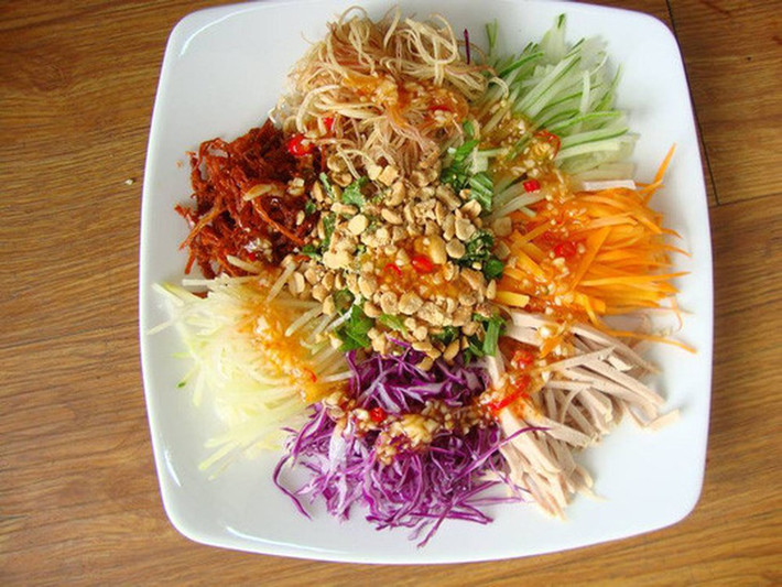 2. Nộm ngũ sắc rau củ. Nguyên liệu: Củ cải đỏ, cà rốt, bắp cải trắng, bắp cải tím, ớt ngọt, khế chua, thịt bò khô, chanh, gia vị, tỏi, ớt, lạc rang, rau thơm. Gọt vỏ, rửa sạch và nạo nhỏ, thái sợi các loại rau củ, rau thơm thái nhỏ. Ảnh: baomoi.com.