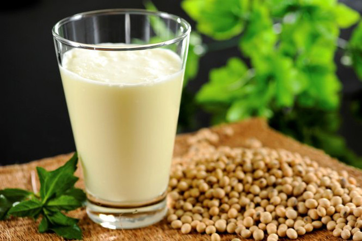 Phần bã để nguyên trong túi rồi vào nước nhiều lần đến khi nước không đục nữa thì mới bỏ bã. Tiếp tục cho nước đậu vừa vắt được vào nồi, đun sôi cùng với vài lá dứa để dậy mùi thơm. Khi đã sôi, để lửa riu riu nhỏ vài phút rồi tắt bếp. Ảnh: jamja.vn.