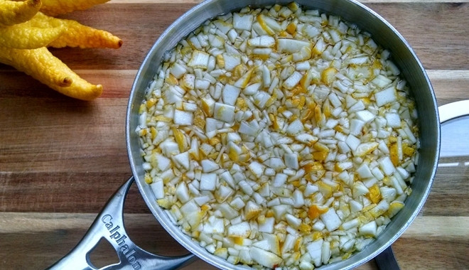 6. Hãm trà phật thủ: Phật thủ 10 g, rửa sạch, thái nhỏ, cho nước sôi hãm uống thay nước chè ngày một lần. Dùng cho các bệnh nhân viêm loét dạ dày tá tràng, co thắt tâm vị, đầy ợ hơi, buồn nôn, nôn ói. Ảnh: Bestie.vn.
