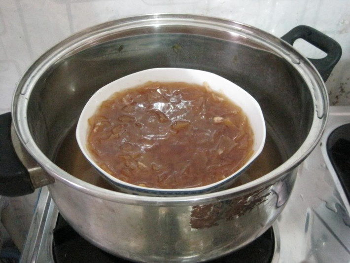 Cho vào nồi đun cách thủy 1,5-2 tiếng đến khi phật thủ keo lại như mứt. Tắt bếp, lọc nước siro phật thủ mạch nha cho vào lọ, để ngăn mát tủ lạnh dùng dần, đặc biệt là miếng phật thủ cho vào lọ sẽ có tác dụng giảm ho cho cả người lớn và trẻ nhỏ. Ảnh: Bestie.vn.