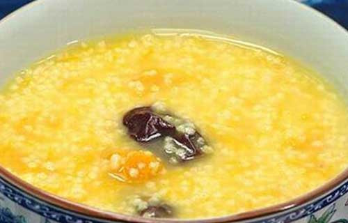 2. Cháo phật thủ: Phật thủ đem rửa sạch, ngâm kỹ, nấu kỹ lấy nước. Dùng nước vừa đun ở trên, nấu cùng với gạo tẻ (có thể thêm một chút gạo nếp để cháo sánh và đặc hơn) như nấu cháo bình thường, nêm nếm đường trắng vừa miệng. Ảnh: VDTOnline.vn.