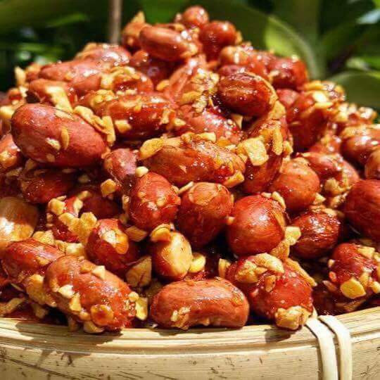 Bắc chảo lên bếp, sau đó cho dầu ăn vào đun nóng, cho hỗn hợp tỏi ớt và muối vào, sau đó cho ngay phần lạc vào, đảo đều tay đến khi nào thấy hạt đậu phộng khô ráo thì tắt bếp. Tiếp tục đảo đều tay đến khi lạc nguội hẳn. Ảnh: dauphongrangtoingocminh.com.