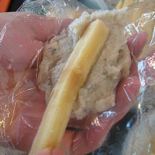 2. Chả tôm bọc mía. Nguyên liệu: Tôm tươi, thịt nạc vai, đường, nước mắm, hạt nêm, tiêu, tỏi, hành khô, màu điều, mía. Tôm lột vỏ bỏ đầu rửa sạch. Xay nhuyễn tôm, thịt nạc vai thái nhỏ xay nhuyễn cùng. Ảnh: chamuchalong.org.
