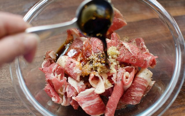 Ướp thịt bò với tiêu, hành, tỏi băm, đường, nước mắm, hạt nêm, muối trong 5 phút. Thắng đường để tạo màu cho món ăn. Sau đó phi thơm hành tỏi. Khoảng 3 phút sau thì đổ thịt bò đã ướp vào xào lên. Ảnh: aMeovat.com.