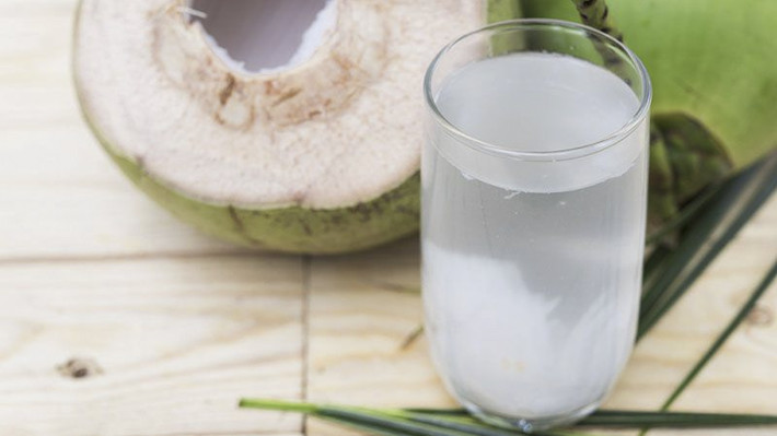 3. Thịt bò kho nước dừa. Nguyên liệu: Thịt bò, nước dừa, cà rốt, ớt, hành tím, tỏi, sả, gia vị. Thịt bò đem sửa sạch, cắt miếng vuông cạnh 3 cm. Ướp thịt bò với đường, hạt tiêu, muối, hạt nêm, hành băm, tỏi băm 15 phút. Ảnh: myphamngoainhap.vn.