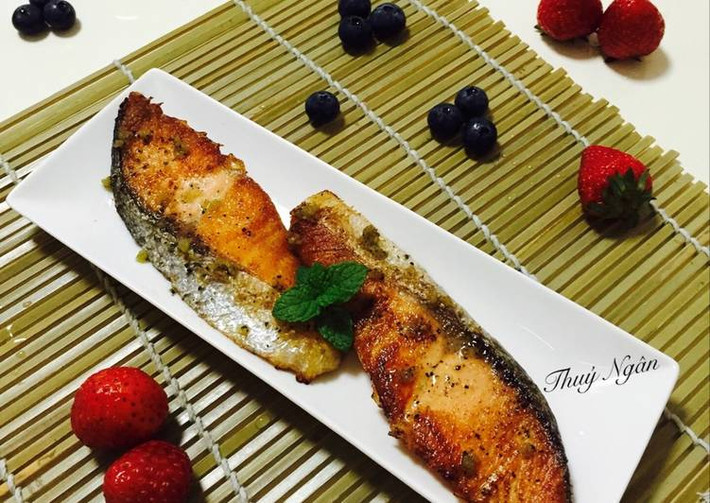 Nấu sốt: 1 thìa bơ, chút muối, khoảng 1cm mù tạt hoặc tuỳ thích, chút hạt tiêu. Cho lên bếp đảo đều cho tan chảy bơ sau đó rót lên cá hồi. Ăn nóng cùng cơm hoặc bánh mỳ. Ảnh: cookpad.com.