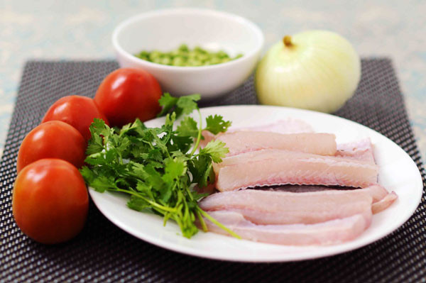 5. Phi lê cá lóc sốt cà. Nguyên liệu: Phi lê cá lóc, cà chua, đậu phụ, hành tây, hành lá, nấm rơm, gia vị. Phile cá cắt quân cờ, tương tự với đậu phụ. Đặt chảo lên bếp cho dầu ăn vừa láng mặt chảo, dầu nóng cho cá và đậu vào chiên với lửa lớn, hơi xém là được. Ảnh: monngoncamau.com.