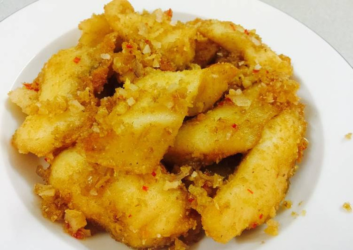 Vớt cá ra rổ có lót giấy thấm dầu. Bỏ hết dầu trong chảo để phi sả ớt, và muối. Thêm tương ớt, đường và cho ngay cá đã chiên vào đảo với lửa nhỏ. Khi sả ớt bám đều cá sau vài phút thì tắt ngay bếp. Ảnh: cookpad.com.