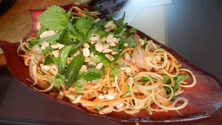 Cóc thái mỏng vừa ăn. Làm nước trộn: Tỏi ớt băm nhuyễn. Lấy đường, nước mắm, chanh hòa tan. Sau cùng cho tỏi ớt vào. Trộn đều tất cả lại với nhau. Chú ý sau khi trộn ăn liền để bì heo không bị ỉu nhé. Ảnh: huongsen.vn.