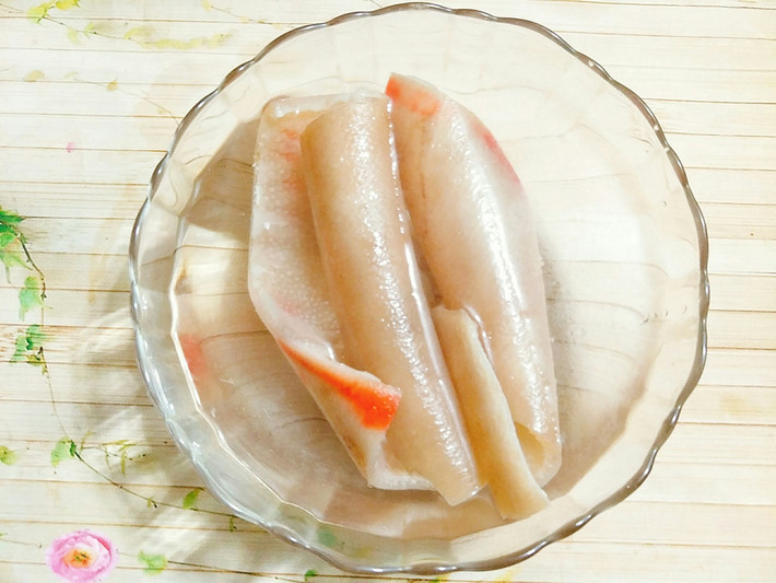 2. Bì lợn xóc muối ớt. Nguyên liệu: Bì lợn, dấm, muối, đường, bột canh, ớt bột. Bì lợn cạo sạch lông, lọc sạch mỡ. Rửa sạch cho vào nồi luộc, nêm vào nồi 3 muỗng dấm để da bớt hôi, 1 thìa muối, nước sôi tầm 4 đến 5 phút vớt bì lợn để vào tô nước lạnh cho da nguội. Ảnh: zing.vn.