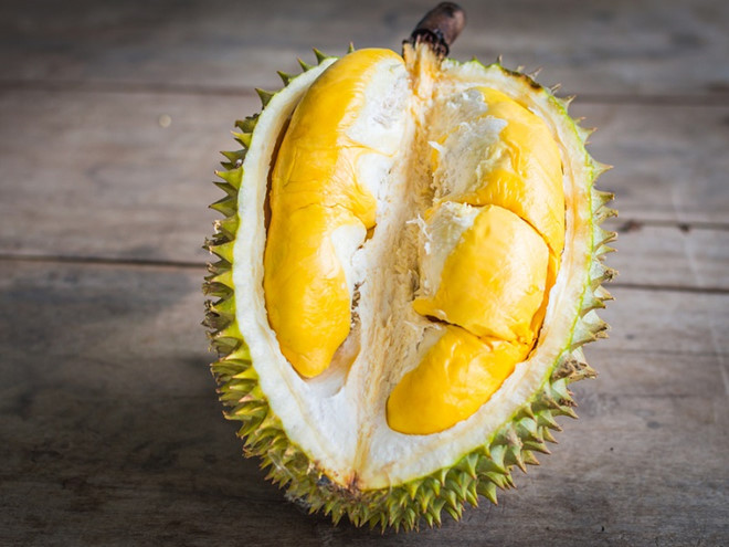 3. Bánh tiêu sầu riêng. Nguyên liệu: Bột mì, đường cát, muối ăn, men nở, bột baking, dầu ăn, nước cốt dừa, mè trắng, dầu thực vật, sầu riêng, sữa đặc. Sầu riêng tách múi. Bỏ hạt, cho sữa đặc vào dùng muỗng/ nĩa nghiền nhuyễn. Bọc plastic để ngăn đá 2 tiếng cho đặc lại dễ gói. Ảnh: Medium.com.
