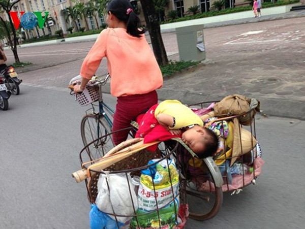 Bà mẹ không hề biết rằng con mình đang ngủ gật. Ảnh: kenh14.vn.