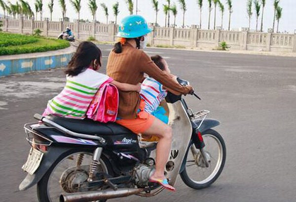 Cách ngồi của em bé khiến dân mạng "phẫn nộ" về cách bảo vệ con của bà mẹ.