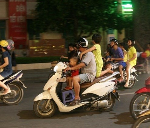 Trong muôn vàn cách đèo con gây nguy hiểm, cách này cũng không phải là một ngoại lệ. Ảnh: baomoi.com.