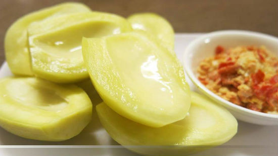 Hỗn hợp sôi, bạn tắt bếp, để nguội và cho thêm một chút ớt bột vào. Chuẩn bị một lọ thủy tinh sạch, khô ráo xếp toàn bộ xoài vào trong và cho thêm ớt tươi vào. Cuối cùng đổ nước ngâm ngập xoài và đậy nắp. Sau 1 đến 2 ngày là có thể dùng. Ảnh: emvaobep.com.