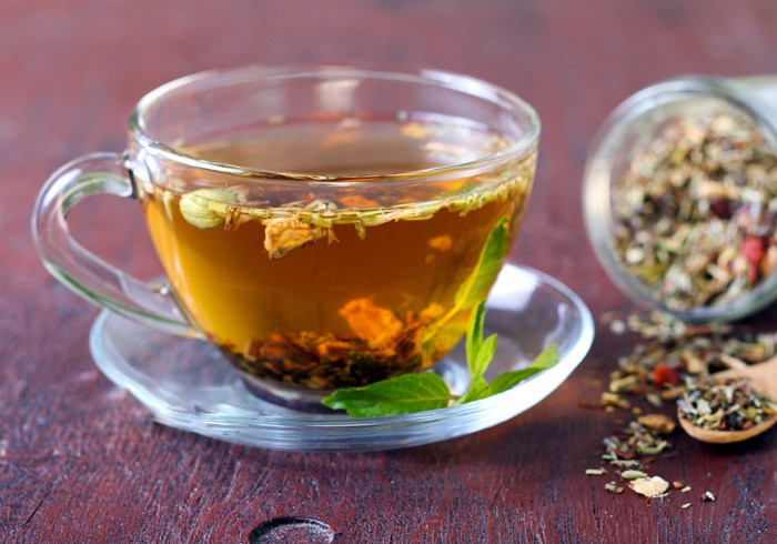 4. Trà thảo mộc: Các loại trà thảo dược có thể giúp làm giảm căng thẳng và lo lắng, chỉ khi nó không chứa caffeine. Một số loại trà thảo dược bạn có thể uống là trà ô-long, trà trắng, trà matcha, trà Darjeeling, trà masala, trà Assam, trà xanh… Ảnh: Voila.Blog.com.