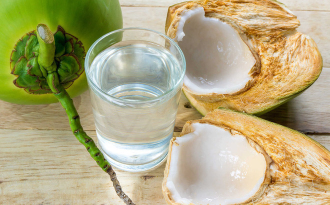 9. Nước dừa: Nước dừa là một nguồn tuyệt vời của magiê và kali giúp thư giãn cơ bắp của bạn. Nó cũng có những năng lực thúc đẩy năng lượng có thể giúp bạn ngủ ngon hơn. Ngoài ra, nước dừa chứa vitamin B giúp giảm căng thẳng và hạ huyết áp. Ảnh: Soha.vn.