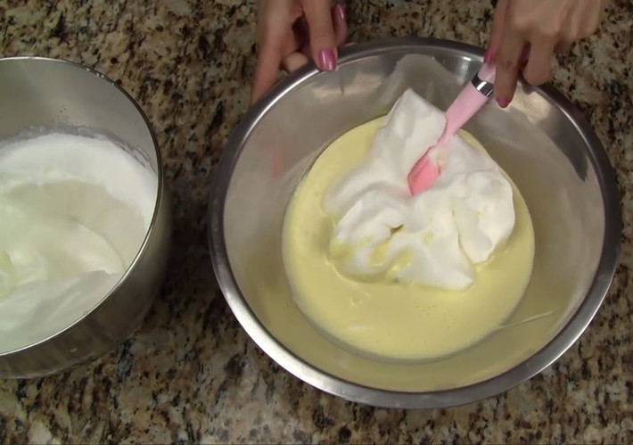 Cho ricotta cheese, đường, lòng đỏ, almond extract (nếu dùng) vào tô, đánh cho nhuyễn (khoảng 2 phút) rồi cho hạnh nhân bột vào dùng spatula trộn đều. Đánh lòng trắng đến khi đạt bông mềm thì dùng spatula trộn lòng trắng vào hỗn hợp hạnh nhân ở trên cho đều. Ảnh: dienmayxanh.com