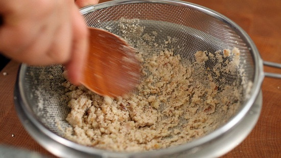 Đem đánh lòng trắng trứng cùng đường đến khi trứng bông tạo thành chóp mềm sau đó từ từ cho tiếp lượng đường còn lại vào và đánh ở tốc độ cao cho trứng bông cứng. Dùng spatula trộn từ từ vanilla và oat cùng bột hazelnut vào trứng đã đánh bông. Rắc và trộn vỏ chanh vào. Ảnh: toinayangi.vn.