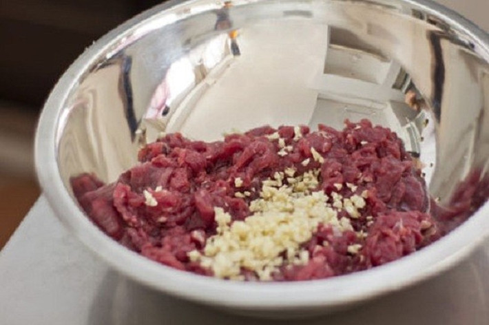 1. Thịt bò xào dưa leo hành tây. Nguyên liệu: Thịt bò, dưa leo, cà chua, hành tây, muối, đường, bột ngọt, tiêu xay, hạt nêm. Thịt bò ướp với muối đường bột ngọt và tiêu xay thêm ít hạt nêm.