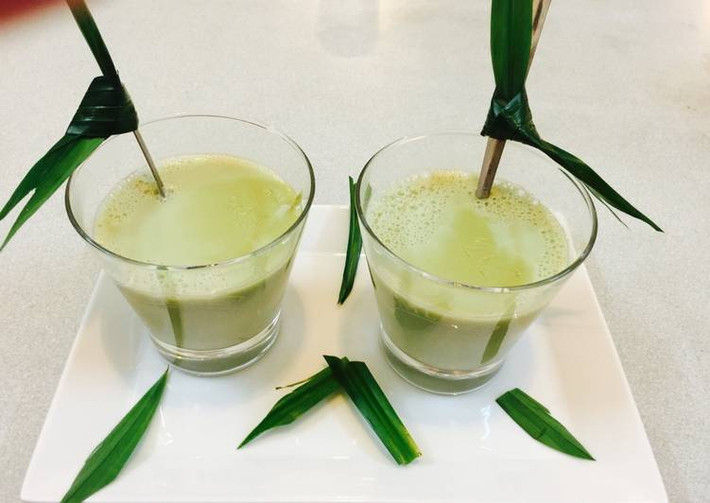 Xay 2,3 lần rồi dùng túi vải lọc. Cho vào nồi đun sôi 5 phút nhưng trong khi đun lửa vừa và quấy liên tục tránh đóng đáy nồi và khét. Khi nấu không cho đường, khi uống ai thích thì thêm đường và đá. Ảnh: cookpad.com.