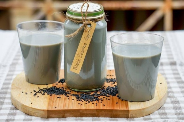 Lọc qua túi vải để lấy phần nước, thêm 0,5 lít nước vào phần bã để lọc thêm lần nữa. Thêm lá dứa vào phần nước đậu và đun sôi. Thêm đường tùy thích, có thể uống nóng hoặc để nguội và cho vào tủ lạnh uống cho mát. Ảnh: Sunhouse.com.vn.