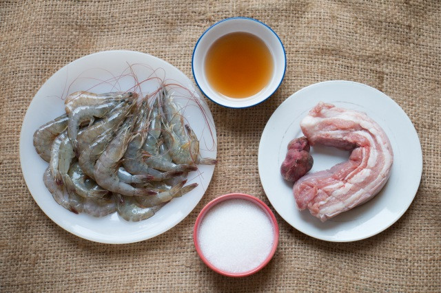 1. Tôm rim thịt ba chỉ cháy cạnh. Nguyên liệu: Thịt ba chỉ, tôm, hành khô, nước mắm, nước hàng, đường, muối, tiêu, dầu ăn. Thịt ba chỉ cạo sạch phần bì rồi rửa lại với nước, thấm khô và thái thịt thành những miếng vừa nhỏ, không quá mỏng. Ảnh: BepGiaDinh.com.