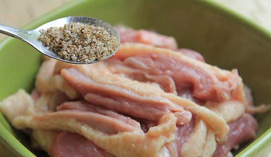 Sau đó cho vịt vào nồi luộc với ít muối, gừng cắt lát. Vịt vừa chín, vớt ra chặt miếng vừa ăn, để ráo. Xoa 1 ít bột nêm khắp mặt thịt cho thấm. Ảnh: danviet.vn.