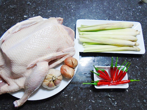2. Vịt cháy tỏi riềng. Nguyên liệu: Vịt, riềng, tỏi, gừng, hành tím, bơ, dầu mè, nước tương, mè rang, rượu trắng, bột nêm, rau ăn kèm. Rửa sạch vịt bằng nước, sau đó rửa lại với rượu trắng. Ảnh: phununet.com.
