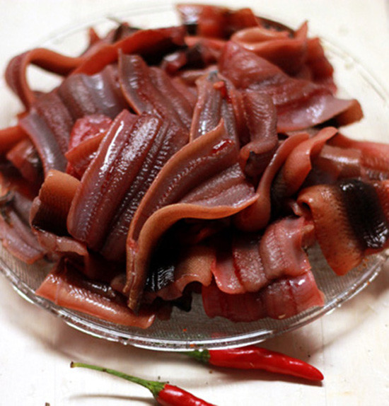 3. Lươn cuốn sả. Nguyên liệu: Thịt nạc vai, lươn, sả, hành khô, bột năng, nước mắm, hạt nêm, hạt tiêu, dầu ăn. Sả rửa sạch cắt đôi thành khúc chừng 15cm. Bóc bớt lớp vỏ bên ngoài cho dễ cuốn. Lấy 2 củ sả cùng 2 củ hành khô thái nhỏ rồi cho vào máy xay nhuyễn. Ảnh: vietgle.vn.