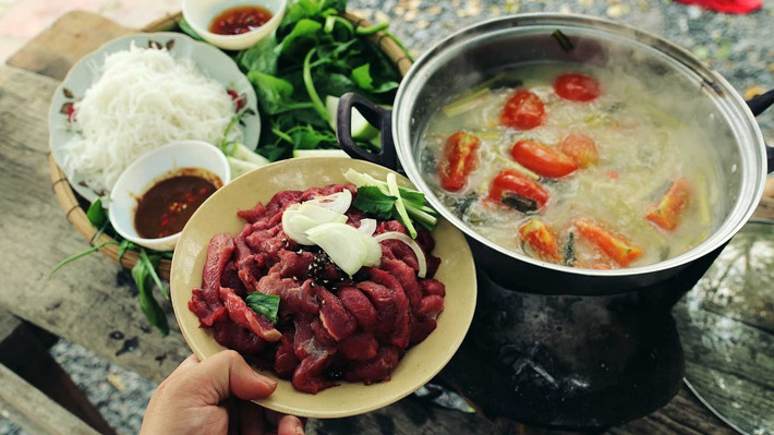Xương ống cho vào nấu nước dùng. Thịt trâu rửa sạch, thái thành từng miếng nhỏ vừa ăn. Sau khi thái đem bỏ thịt vào tô, ướp với cùng một số gia vị như: Gừng, tỏi băm, bột canh, xì dầu, hạt nêm, tiêu, ướp 20 phút. Sau khi ướp xong bạn xếp thịt trâu ra đĩa. Ảnh: youtube.com.