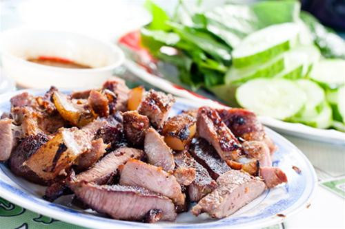 Sau khi đã sơ chế xong, cho nguyên liệu ướp với đường, sả, hành khô, hành tươi, chút muối, dầu ăn và hạt tiêu hoàng 15 phút. Cho 2 thìa xúp nước mắm, 1 thìa đường, 3 thìa nước cốt chanh, tỏi băm nhỏ và một chén nước đun sôi để nguội, khuấy đều cho tan đường rồi đổ cà rốt, ớt vào ngâm cùng. Xếp thịt vỉ rồi nướng trên bếp than hoa, nướng vàng đều 2 mặt là được. Ảnh: Emvaobep.com.