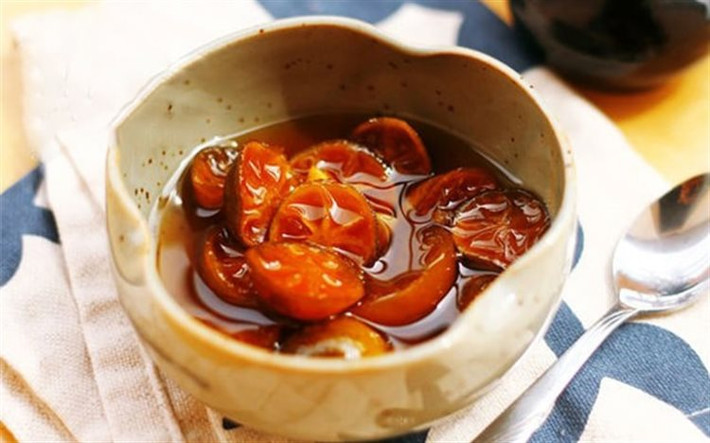 Dùng hỗn hợp này ngậm và ăn vừa có tác dụng chữa khàn giọng vừa có tác dụng bổ phế. Ảnh: Cooky.vn.
