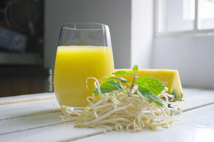 Cách làm: Sử dụng 0,5kg giá đỗ rửa sạch, trần qua nước sôi, sau đó vắt lấy nước. Dùng nước giá đỗ chữa khàn giọng thời gian đầu công dụng vô cùng hiệu quả. Nếu có thể nhai sống được giá đỗ thì các enzym có trong giá sẽ cho tác dụng tốt hơn. Ảnh: JuicyLife.com.