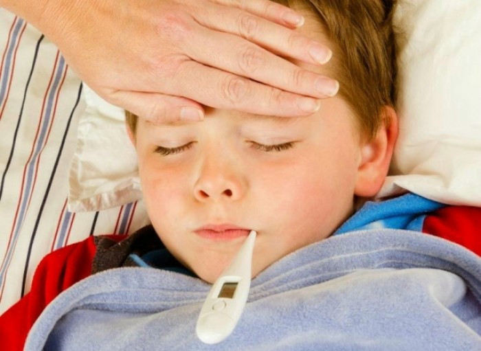 2. Xử lý khi trẻ bị sốt cao: Dùng khoảng 1ml dầu gió, pha vào khoảng 20-30ml nước, sau đó dùng để lau vào bàn tay, bàn chân, lưng, nách, háng, mông, các khớp, vừa lau vừa xoa bóp nhẹ nhàng. Ảnh: phunutoday.vn.