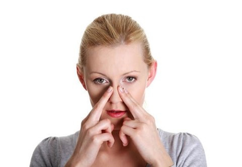 3. Điều trị viêm mũi và nghẹt mũi: Nhỏ vài giọt dầu gió vào miếng gạc hoặc bông sạch, sau đó đưa vào lỗ mũi sẽ cảm thấy rất thoải mái vùng đầu, tình trạng nghẹt mũi cũng đã được giảm bớt rất tốt. Đề xuất thực hiện vài lần một ngày, có tác dụng chống viêm nhiễm, khơi thông mũi rất hiệu nghiệm. Ảnh: tienthanh.com.