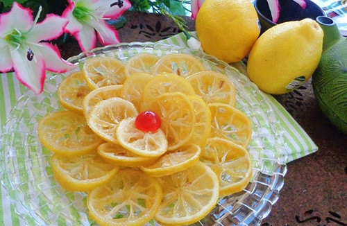 Khi mứt chanh đã nguội thì ta cho mứt chanh vào keo thủy tinh tiệt trùng dậy kín nắp. Bảo quản trong ngăn mát tủ lạnh hoặc nơi khô ráo thoáng mát. Ảnh: Yeutre.vn.