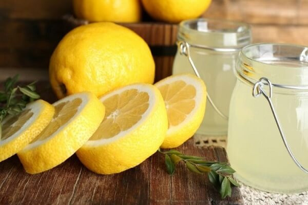 Cho 2 chén nước lọc vào nồi chanh nấu sôi với lửa lớn khi nước đã sôi thì hạ lửa nấu trong 10 phút rồi lược lấy phần cái. Tiếp tục cho thêm 2 chén nước lọc và nấu sôi 10 phút sau đó lọc lại một lần nữa. Ảnh: Monngon.tv.